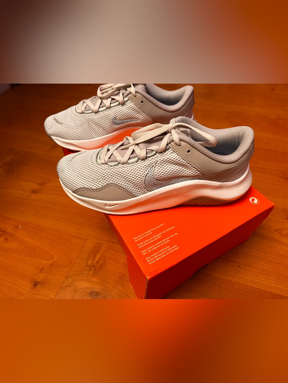 Nike legend essentials women’s size 7 iron gray